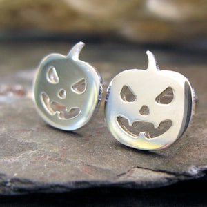 恐ろしいハロウィーンのジャック・オー・ランタンのカボチャのイヤリング。スターリングシルバーまたは14Kゴールドで手作りされています。