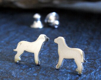 Pendientes de botón hechos a mano con plata de ley y diseño de perro Chesapeake Bay Retriever.