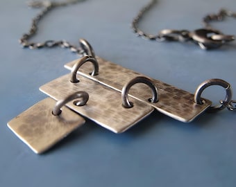 Collar de tres niveles con pirámide de plata esterlina, delicada joyería artesanal hecha a mano.