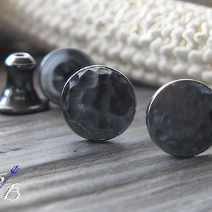 Pendientes sencillos de disco martillado de 6 mm, hechos a mano en plata de ley.