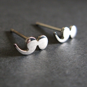 Semikolon Satz Symbol Ohrstecker handgefertigt in Sterling Silber oder 14k Gold 3 Größen erhältlich