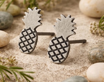 Pendientes de botón con forma de piña, hechos a mano en plata de ley.