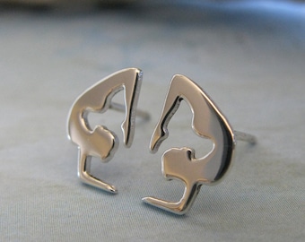 Pendientes de botón con forma de escorpión de yoga, hechos a mano en plata de ley.