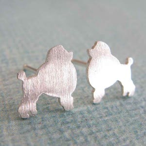 Pendientes de botón con forma de caniche miniatura hechos a mano en plata de ley o oro de 14k