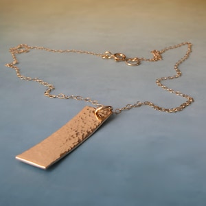 Gehämmerte rechteckige Anhänger-Halskette aus Sterling Silber oder 14k gold filled