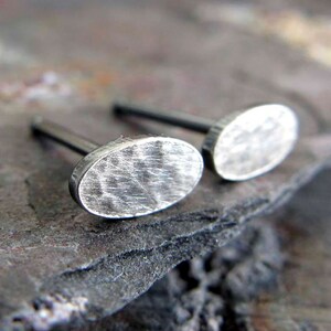 Orecchini ovali minimalisti realizzati a mano in argento sterling o oro 14k