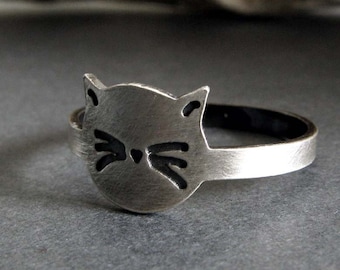Dainty cat face sterling silver ring