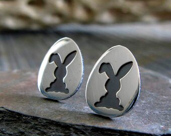 Pendientes de conejito de Pascua dentro de un huevo, hechos a mano en plata de ley.
