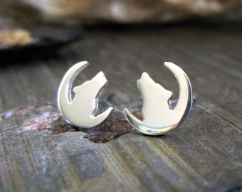 Pendientes de plata de ley con forma de lobo y luna: Joyería artesanal con siluetas de lobos.
