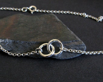 Collar minimalista geométrico de plata de ley con delicados círculos entrelazados