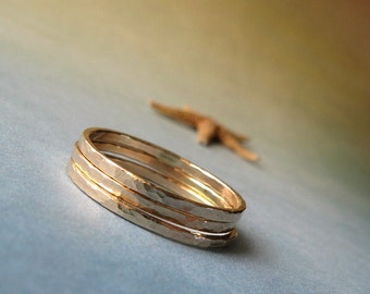 Ensemble de trois anneaux d'empilage minimaliste martelé minces bandes d'or 14k ou d'argent sterling