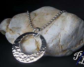 Collar con colgante de arandela de plata de ley texturizada - Joyería minimalista moderna