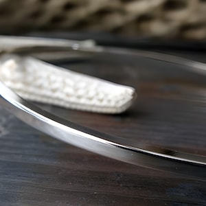 Pulsera Brazalete Moderna Artesanal Plata de Ley. Alambre Cuadrado Grueso de 2 mm de Calidad Hecho a Mano. Joyas Minimalistas y Elegantes para ella. Regalo.