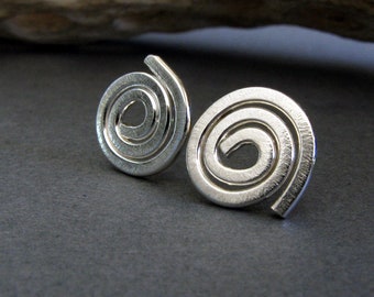Rustieke sterlingzilveren oorknopjes met kleine spiraalvormige swirl