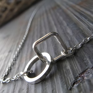 Ineinander greifendes Quadrat und Kreis aus Sterling Silber geometrische minimalistische Halskette