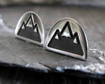 Orecchini a lobo "Cime montuose innevate", realizzati a mano in argento sterling.