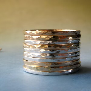 Lot de 10 anneaux martelés fins à empiler faits à la main en argent sterling et gold filled 14 carats