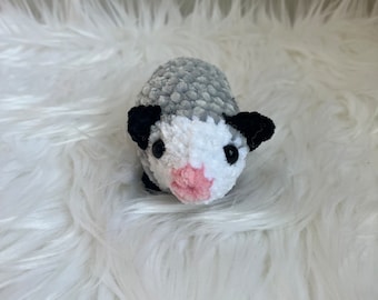 Peluche opossum, opossum all'uncinetto, uncinetto, regalo opossum, regalo per bambini, animale all'uncinetto, regalo per adolescenti, animali da scrivania, peluche opossum