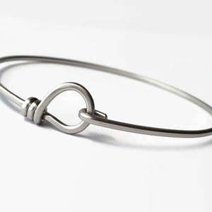 Pulsera Simplicity - Para él o para ella - Brazalete con cierre de gancho y ojal del Caribe - Estilo suroeste - Acero inoxidable - Apilable - Todos los tamaños