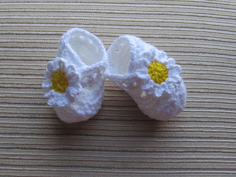 Instant Download Knitting Pattern 40 Baby Booties with an X-strap and Large Daisies, 0-3, 3-6 and 6-9 months image 2
