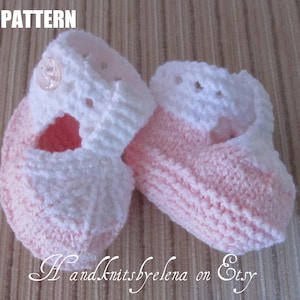 Puede incluir: Un par de patucos de bebé hechos a mano con hilo rosa pálido y blanco. Los patucos tienen un cierre de botón y un delicado diseño calado en el puño. El texto "PDF PATTERN" es visible en la parte superior de la imagen.