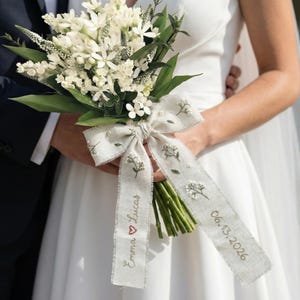 Gepersonaliseerd linnen bloemenboeketlint, handgeborduurde bruidsboeketwikkel, handgemaakt lint met gerafelde rand, bruidsaccessoire, cadeau voor de bruid