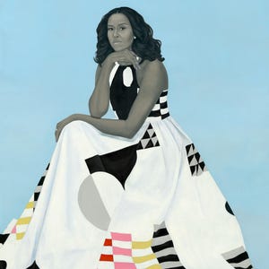 Puede incluir: Un retrato pintado de una mujer con un vestido de estampado geométrico blanco y negro. La mujer está sentada con la barbilla apoyada en la mano. El fondo es de color azul claro.