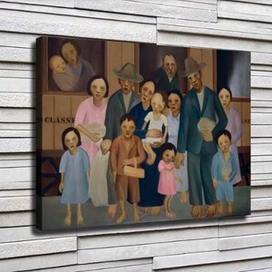 Puede incluir: Una pintura que representa a un grupo de personas, en su mayoría mujeres y niños, de pie frente a un edificio. Las personas están vestidas con varios tonos de marrón, azul y blanco. El edificio tiene un letrero que dice "CLASS."