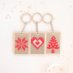 Llavero de punto de cruz terminado - Llavero de madera con forma de muñeca - Lindos accesorios para llaves de automóvil hechos a mano - Accesorio de regalo navideño