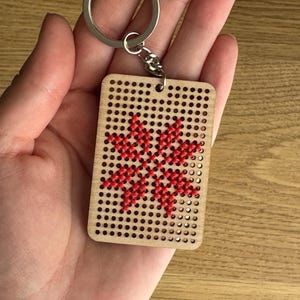 Llavero de madera con punto de cruz contado - Llavero bordado para la muñeca - Lindos accesorios para el automóvil - Regalo de Navidad de agradecimiento para maestros al por mayor