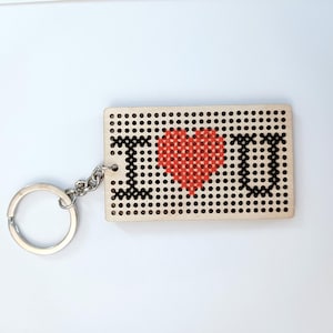 Llavero de madera bordado a mano - Accesorio para llaves de coche - Regalo único de cumpleaños a granel