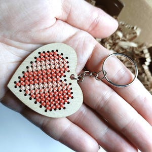Lindo llavero de punto de cruz - Llavero de madera bordado - Accesorio para llave de automóvil hecho a mano - Regalo de agradecimiento para maestros al por mayor