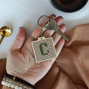 Lindo llavero con alfabeto en punto de cruz - Llavero de madera bordado - Accesorio para llave de coche hecho a mano - Regalo de agradecimiento al profesor al por mayor