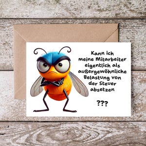 Könnte beinhalten: Eine Grußkarte mit einer Cartoon-Bienen-Illustration in Blau und Orange, mit einem wütenden Gesichtsausdruck. Der deutsche Text auf der Karte lautet: „Kann ich meine Mitarbeiter eigentlich als außergewöhnliche Belastung von der Steuer absetzen?“ mit Fragezeichen.