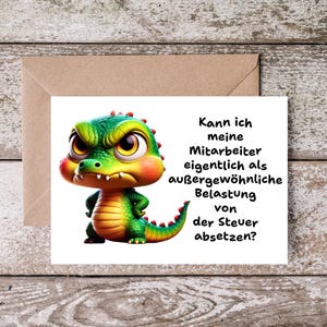 Könnte beinhalten: Grußkarte mit einem Cartoon-Alligator, grün, gelb und rot, mit grimmigem Gesichtsausdruck. Der Text auf der Karte lautet: "Kann ich meine Mitarbeiter eigentlich als außergewöhnliche Belastung von der Steuer absetzen?"