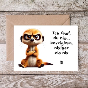 Könnte beinhalten: Eine Grußkarte mit einer Illustration eines wütenden Erdmännchens. Auf der Karte steht der deutsche Text "Ich Chef, du nix... korrigiere, nixiger als nix!!!" auf weißem Hintergrund. Mit braunem Umschlag.