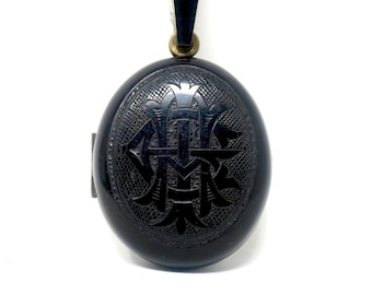 Vittoriano 'Amity, Eternity, Infinity' Whitby Jet Mourning Black Memento Mori Locket Pendente