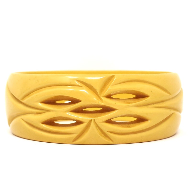 Vintage Carved /& Pierced Bakelite Creamed Corn A Golden Yellow Bangle