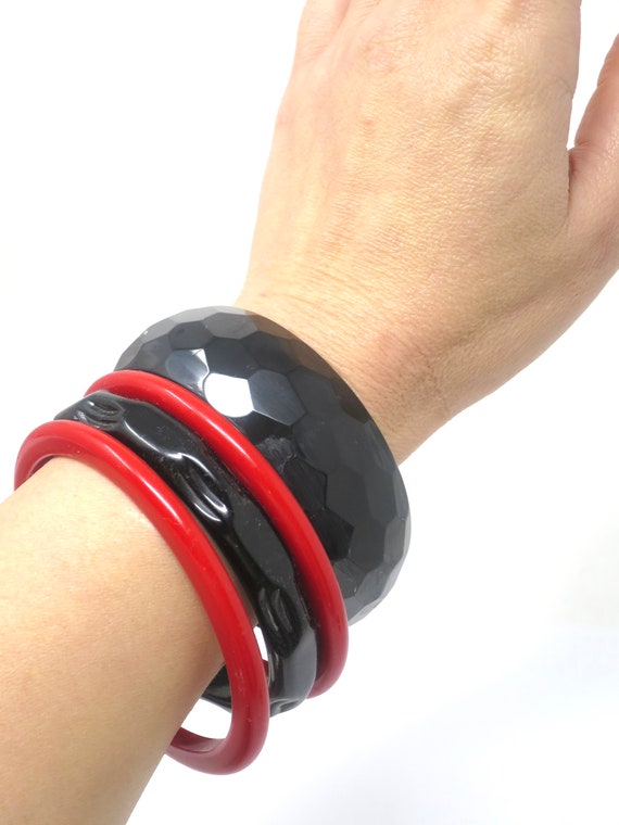 Vintage Faceted and Carve Black & Red Bakelite Ba… - image 4