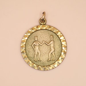 1976 Vintage Hallmarked British Birmingham Solid 9ct Gold Gemini Zodiac Disc Pendant