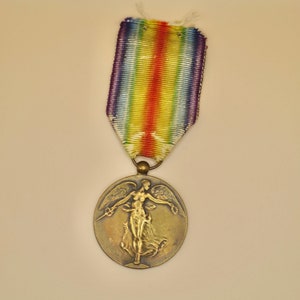 Pendentif vintage de la médaille de bronze de la déesse de la victoire belge de la Première Guerre mondiale