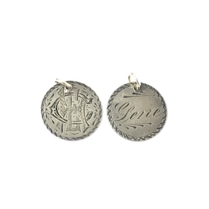 Antiguo love token grabado a mano "CHE" & "Gene" Coin Charm