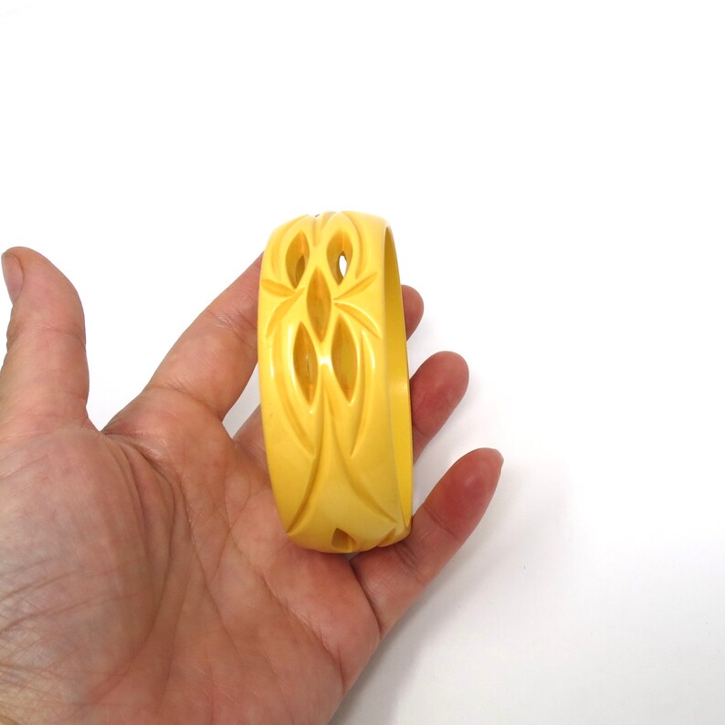 Vintage Carved /& Pierced Bakelite Creamed Corn A Golden Yellow Bangle