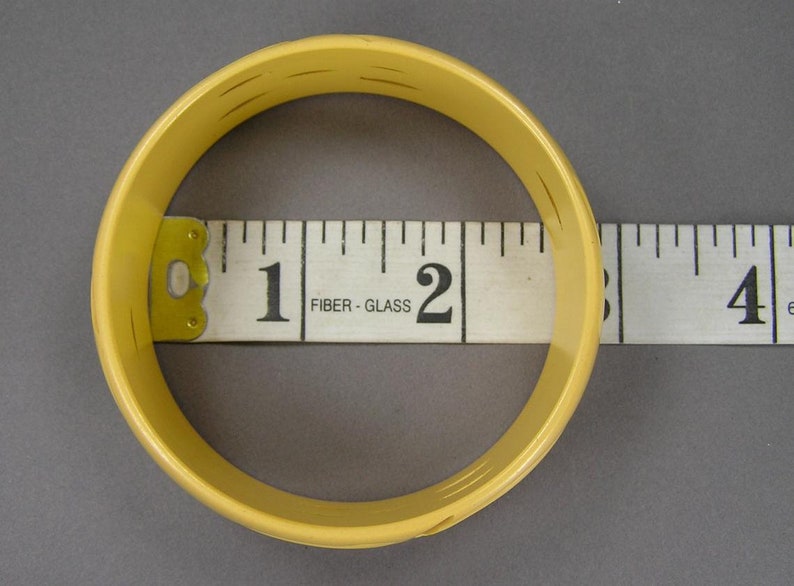 Vintage Carved /& Pierced Bakelite Creamed Corn A Golden Yellow Bangle
