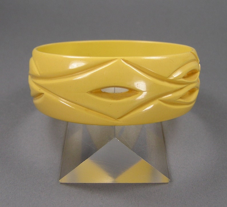 Vintage Carved /& Pierced Bakelite Creamed Corn A Golden Yellow Bangle