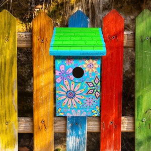 Cabane à oiseaux personnalisée peinte à la main et personnalisée. Nichoir peint personnalisé OOAK. Cabane à oiseaux murale ou sur poteau. image 10