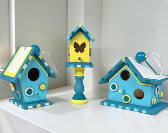 Mini casitas para pájaros pintadas a mano, piezas únicas. Juego de casitas para pájaros con botones.