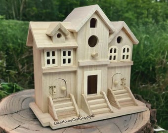 未塗装の木製鳥小屋（ブラウンストーン調）。複数の区画に分かれた構造。カスタマイズ可能な鳥小屋。