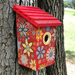 Casa de pájaros personalizada pintada a mano y personalizada. OOAK Casa de pájaros pintada a medida personalizada. Pajarera para poste o pared. imagen 9