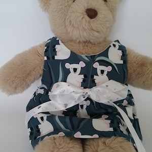 Teddybeerkleding, handgemaakte katoenen jurk 'Kiki' met koalaprint
